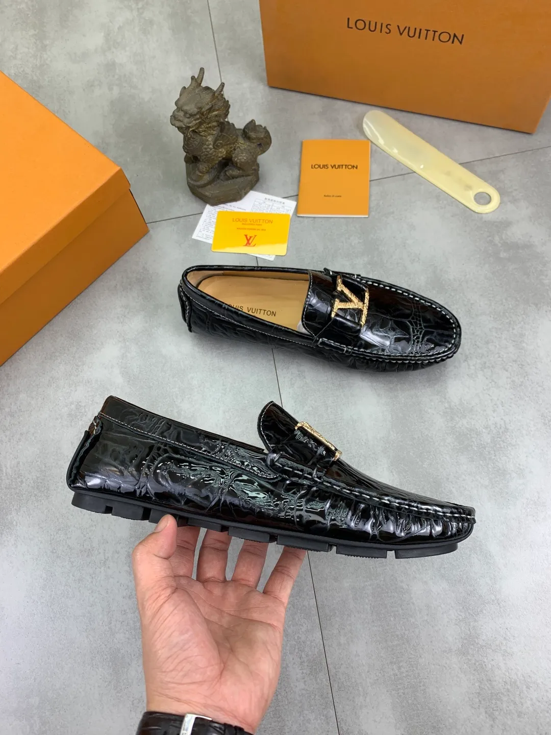 Men's men's shoes 💰P360💰【New style】🆘 🔥🆕【Louis Vuitton】LV Hong Kong high-quality beanie shoes. Loaf style for lazy people. This fabric is made of 🇮🇹 imported Italian first-layer cowhide➕full first-layer pigskin lining. The lining is more high-end. The original non-slip and wear-resistant rubber outsole is the only choice for driving. Size: 38-45. 4️⃣colors available.